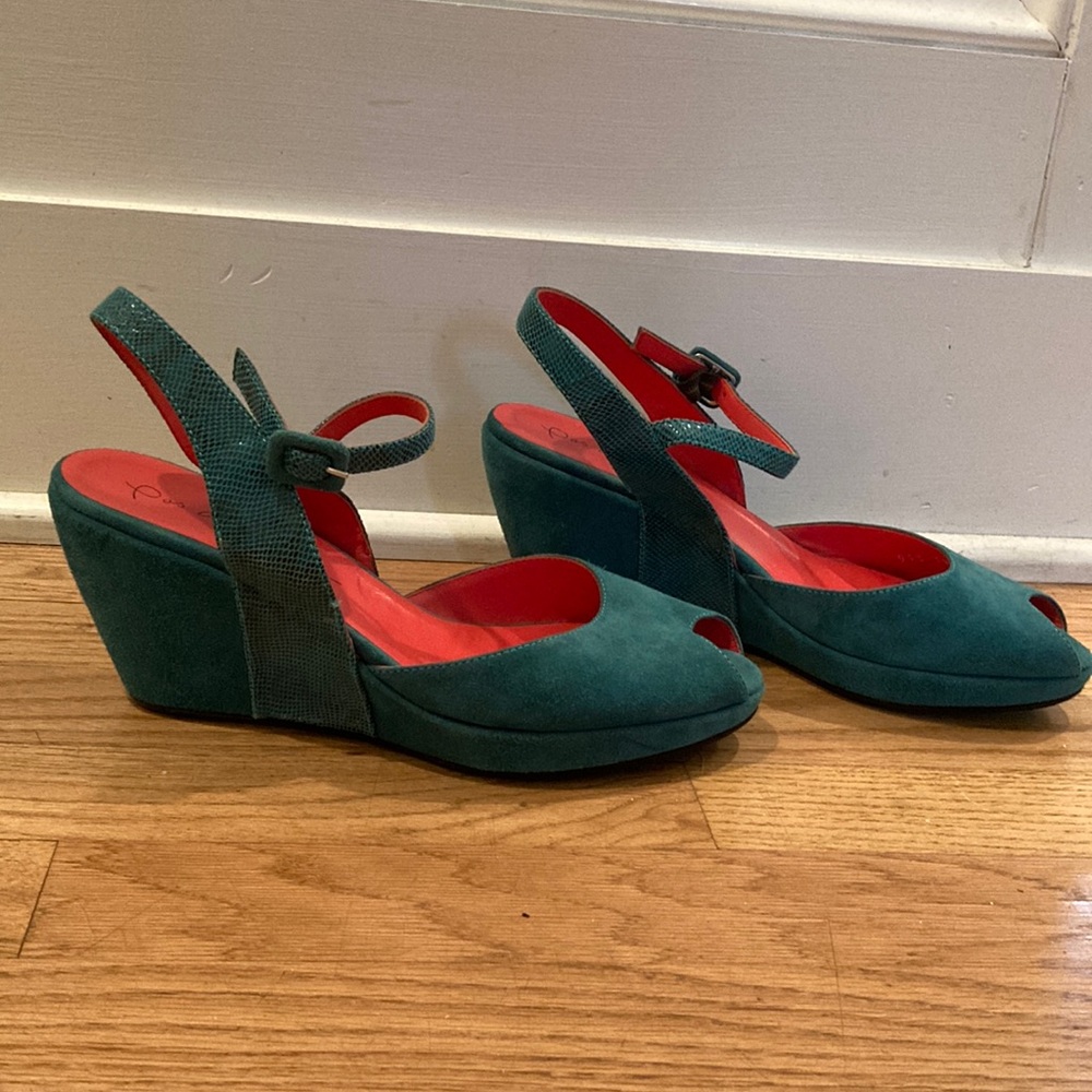 PAS DE ROUGE suede wedges